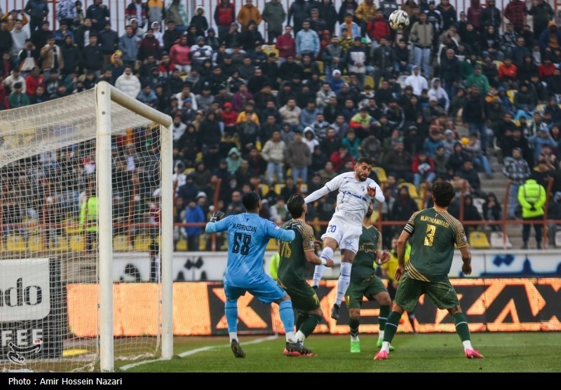 دیدار تیم‌های فوتبال شمس آذر با استقلال