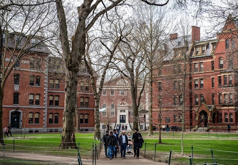 אוניברסיטת הרווארד תובעת את טראמפ לאחר הקפאת מימונה