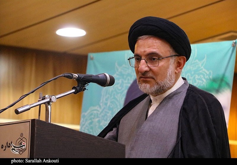 پرچم ایران اسلامی در کنار پرچم امام حسین(ع) در هیئت‌ها نصب شود