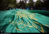 اهتزاز پرچم رضوی همزمان با آغاز دهه کرامت در ورامین