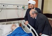 عیادت رئیس صدا و سیما از آیت‌الله نوری همدانی در بیمارستان