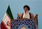 امام‌جمعه کرج: برخی با دوگانه‌سازی مردم را به سمت تسلیم می‌برند
