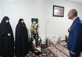 حضور استاندار کرمانشاه در منزل شهدای حملات رژیم صهیونیستی