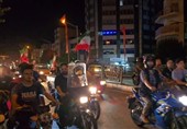 فرحة المواطنین فی شارع انقلاب بطهران إثر العملیة الصاروخیة للحرس الثوری