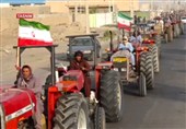 حضور پرشور بادرودی‌ها در رژه تراکتورداران/کشاورزان پای کار انقلاب+فیلم