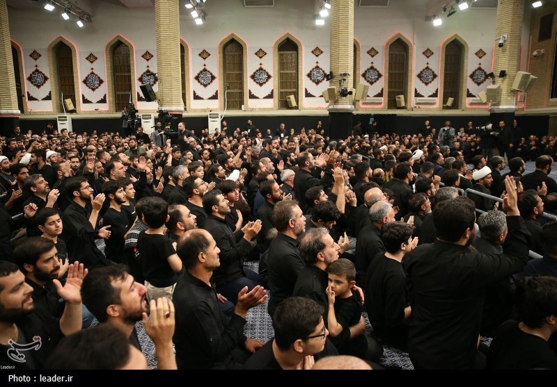 مراسم عزادارای شب عاشورای حسینی(ع) در حسینیه امام خمینی(ره) با حضور رهبر معظم انقلاب