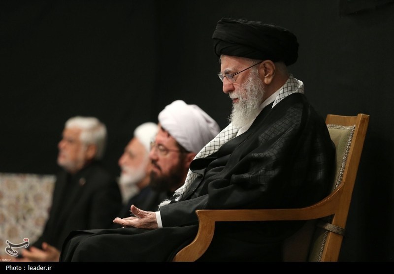 مراسم عزادارای شب عاشورای حسینی(ع) در حسینیه امام خمینی(ره) با حضور رهبر معظم انقلاب