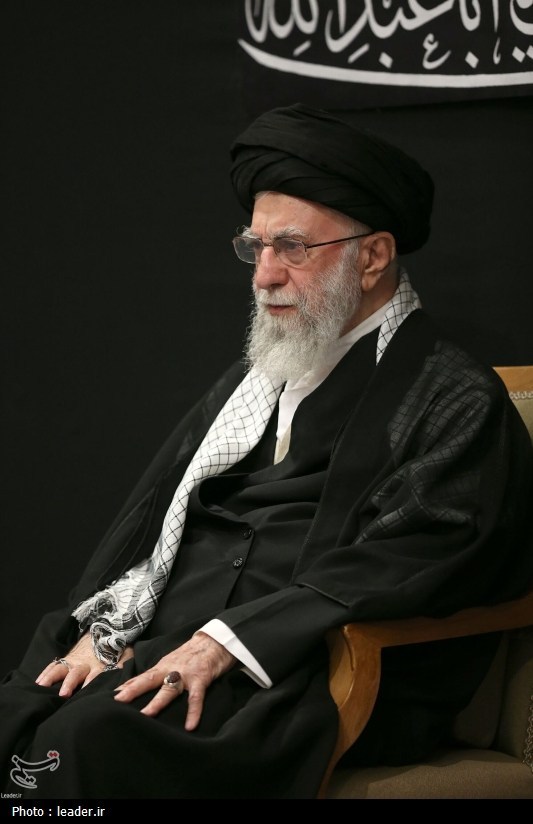 مراسم عزادارای شب عاشورای حسینی(ع) در حسینیه امام خمینی(ره) با حضور رهبر معظم انقلاب