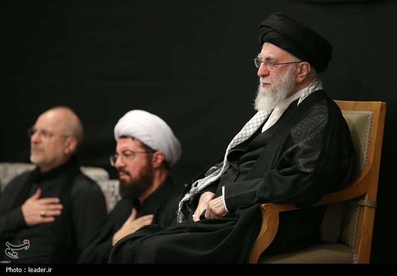 مراسم عزادارای شب عاشورای حسینی(ع) در حسینیه امام خمینی(ره) با حضور رهبر معظم انقلاب