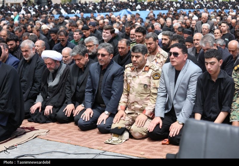 اردبیلِ سربلند؛ نماز ظهر عاشورا با شکوه‌تر از همیشه در دارالارشاد و دارالعباس
