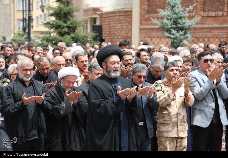 اردبیلِ سربلند؛ نماز ظهر عاشورا با شکوه‌تر از همیشه در دارالارشاد و دارالعباس