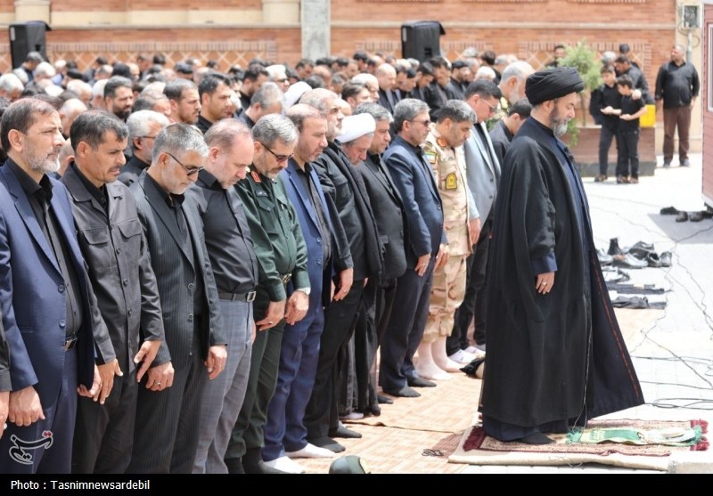 اردبیلِ سربلند؛ نماز ظهر عاشورا با شکوه‌تر از همیشه در دارالارشاد و دارالعباس