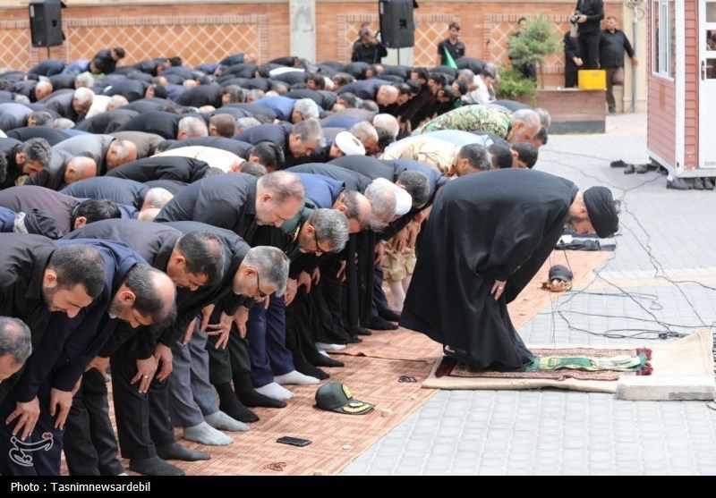 اردبیلِ سربلند؛ نماز ظهر عاشورا با شکوه‌تر از همیشه در دارالارشاد و دارالعباس