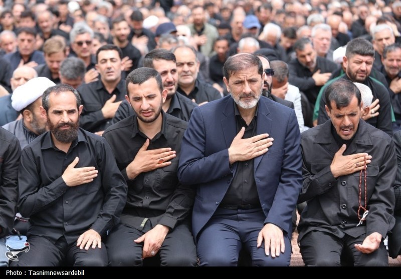 اردبیلِ سربلند؛ نماز ظهر عاشورا با شکوه‌تر از همیشه در دارالارشاد و دارالعباس