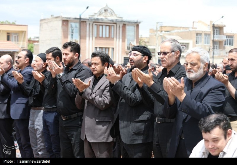 اردبیلِ سربلند؛ نماز ظهر عاشورا با شکوه‌تر از همیشه در دارالارشاد و دارالعباس