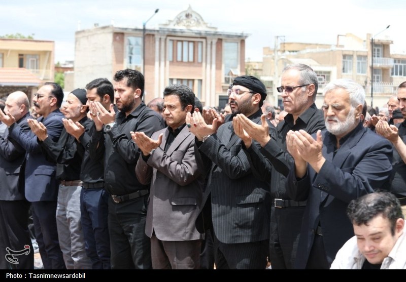 اردبیلِ سربلند؛ نماز ظهر عاشورا با شکوه‌تر از همیشه در دارالارشاد و دارالعباس