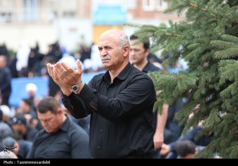 اردبیلِ سربلند؛ نماز ظهر عاشورا با شکوه‌تر از همیشه در دارالارشاد و دارالعباس