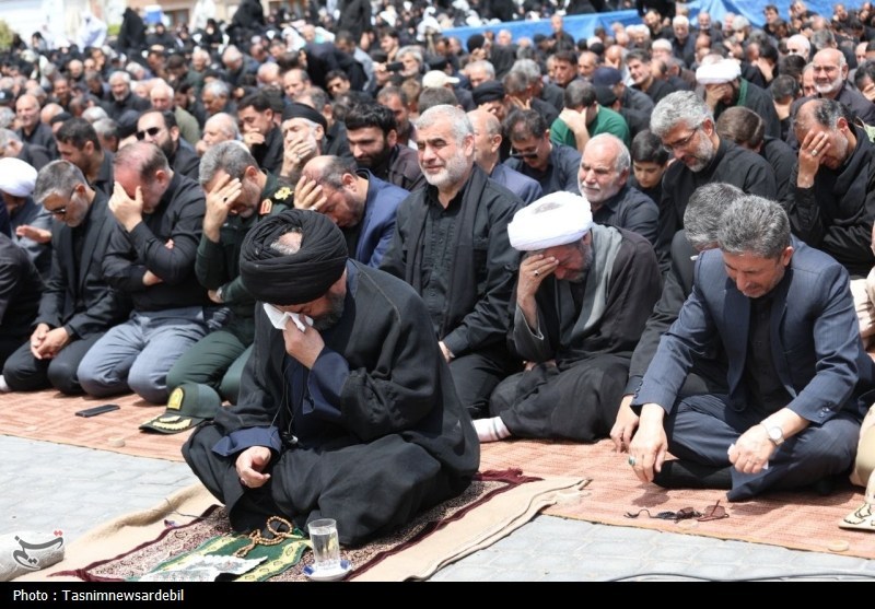 اردبیلِ سربلند؛ نماز ظهر عاشورا با شکوه‌تر از همیشه در دارالارشاد و دارالعباس