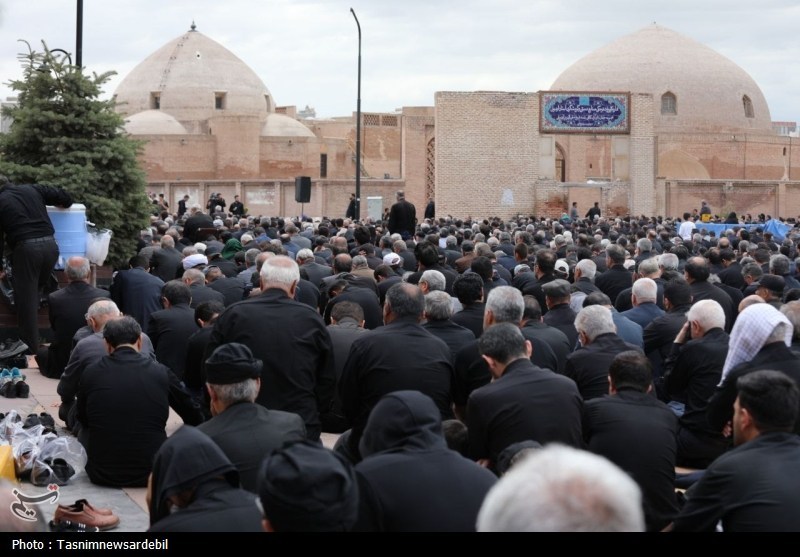 اردبیلِ سربلند؛ نماز ظهر عاشورا با شکوه‌تر از همیشه در دارالارشاد و دارالعباس