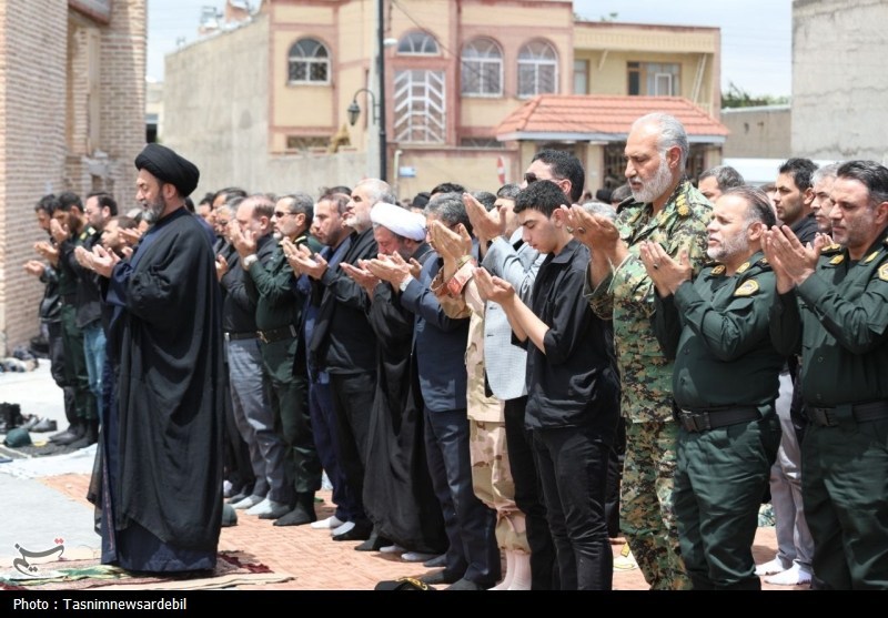 اردبیلِ سربلند؛ نماز ظهر عاشورا با شکوه‌تر از همیشه در دارالارشاد و دارالعباس