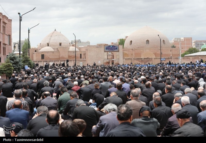 اردبیلِ سربلند؛ نماز ظهر عاشورا با شکوه‌تر از همیشه در دارالارشاد و دارالعباس