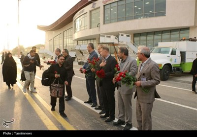 جهاد شبانه در پایانه سیاحت اهواز؛ خادمان اربعین بی‌وقفه در خدمت زوار