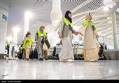 استقبال گرم عربستانی‌ها از حجاج ایرانی با گل و گلاب