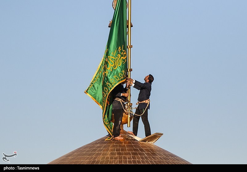 تعویض پرچم و پوش بارگاه منور رضوی در صبح میلاد ثامن الحجج(ع)
