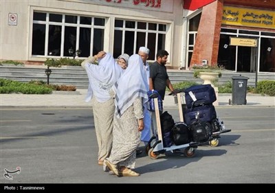 آغاز بازگشت زائران عمره/ ورود نخستین کاروان از مرز "عرعر"