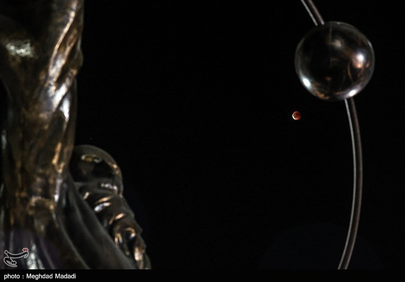 ماه‌گرفتگی در آسمان تهران