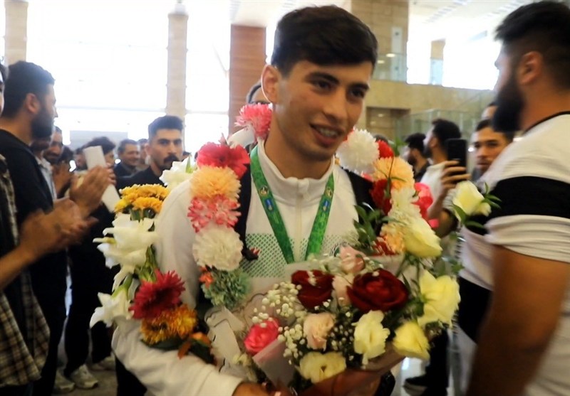 عرفان محرمی قهرمان ووشو جهان ، وارد زادگاهش شد