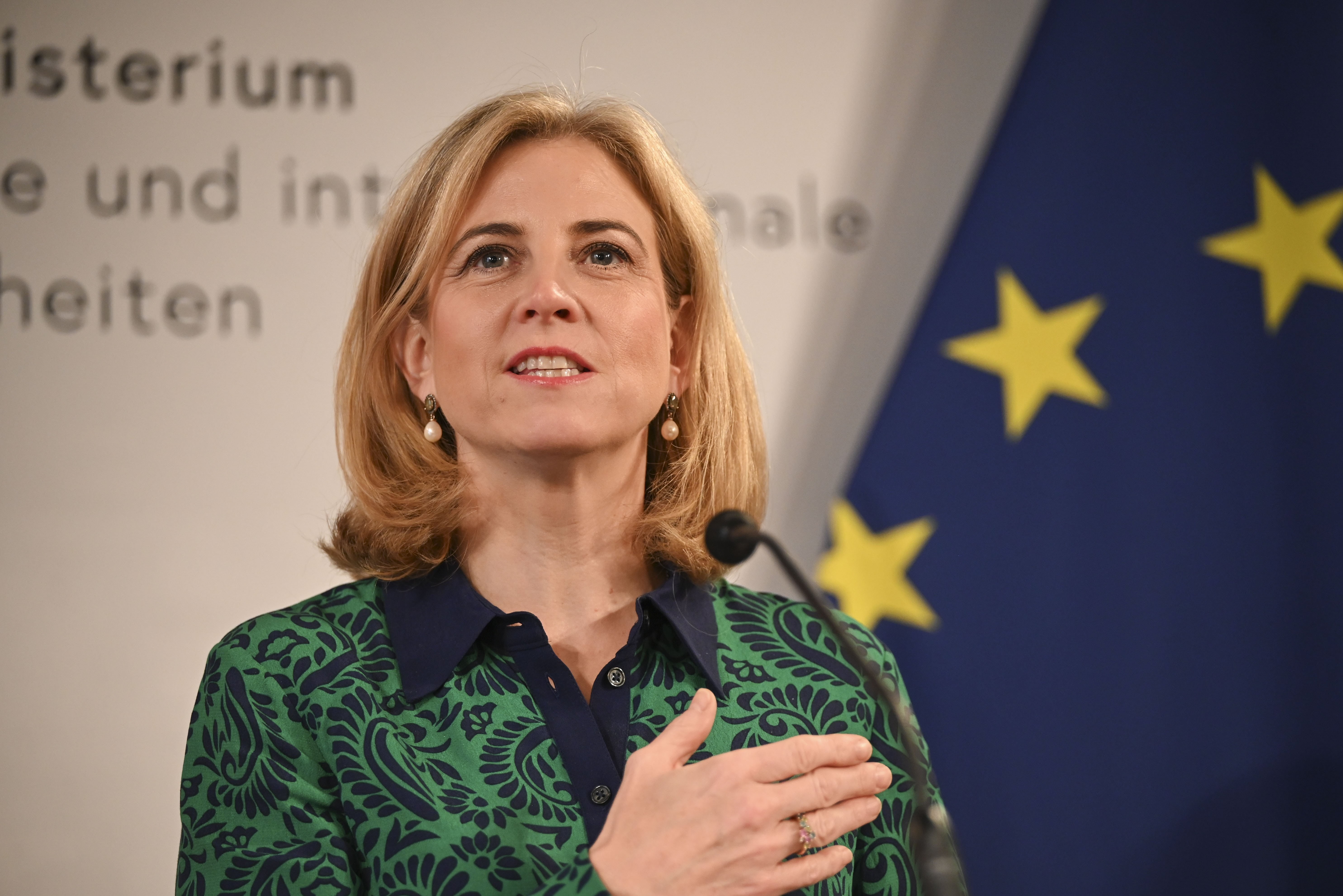 اتریش: موضوع هسته‌ای ایران باید از مسیر دیپلماتیک پیگیری شود