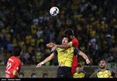دیدار تیم های فوتبال سپاهان اصفهان و تراکتور تبریز
