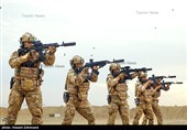 اجرای میدان تیر دقت توسط یگان ویژه فاتحین سپاه محمد رسول الله(ص) با استفاده از لباس‌ و تجهیزات جدید