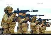 اجرای میدان تیر دقت توسط یگان ویژه فاتحین سپاه محمد رسول الله(ص) با استفاده از لباس‌ و تجهیزات جدید