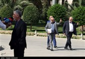 محسن حاجی میرزایی، رئیس دفتر رئیس جمهور و عباس علی آبادی وزیر نیرو در حاشیه جلسه امروز هیئت دولت 