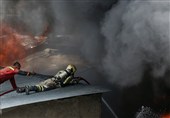 آتش‌سوزی رستوران دوطبقه شهرک غرب به بانک مجاور سرایت کرد