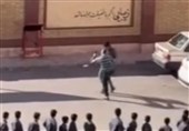 لگد به‌جای تربیت! / ویدئوی تکان‌دهنده از خشونت ناظم مدرسه در پرند!