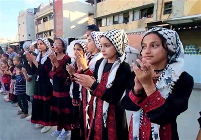 في فعالية للتفريغ النفسي بعد إنتهاء العدوان الإسرائيلي.. أطفال غزة يكتبون فلسطين وغزة على وجوههم