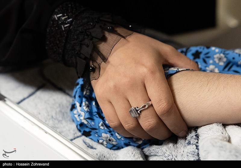 عیادت دختر شهید سلامی از دختر شهید هاشمی تبار