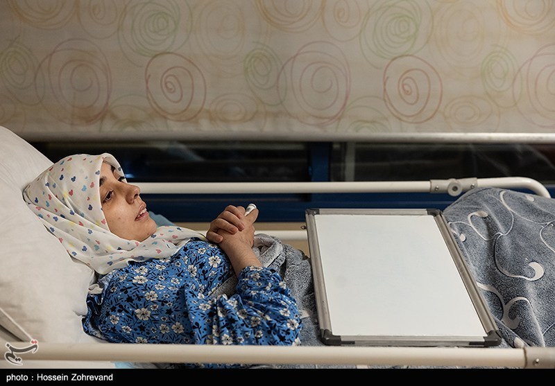 عیادت دختر شهید سلامی از دختر شهید هاشمی تبار