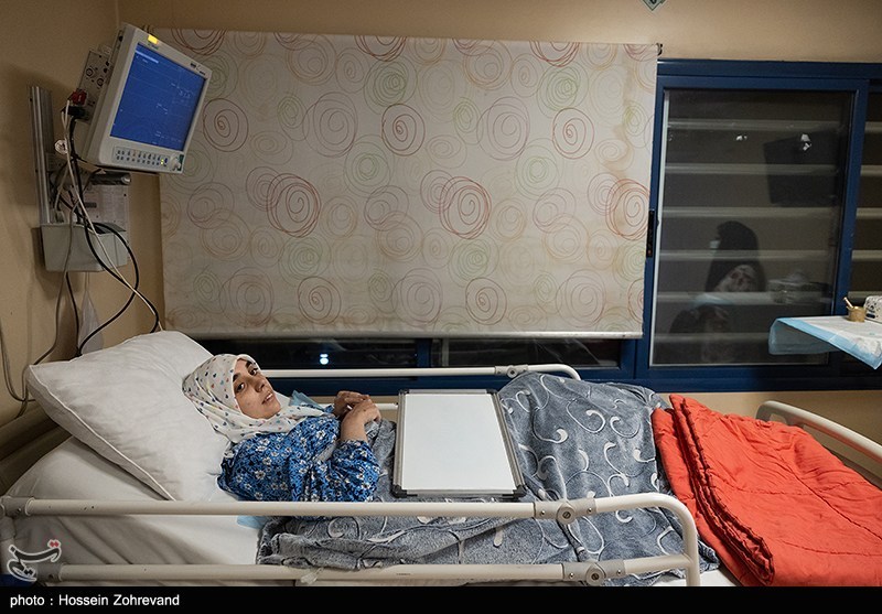 عیادت دختر شهید سلامی از دختر شهید هاشمی تبار