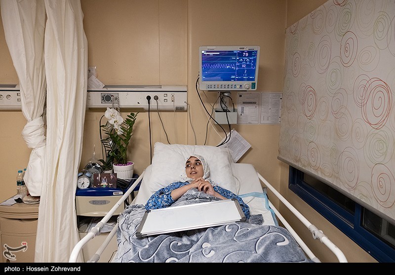 عیادت دختر شهید سلامی از دختر شهید هاشمی تبار