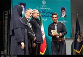 تقدیر از برگزیدگان نخستین دوره «هم‌خوان؛ نشان کتابخانه عمومی ایران»، در تالار وحدت توسط مسعود پزشکیان رئیس جمهور و سیدعباس صالحی وزیر فرهنگ و ارشاد اسلامی