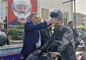 توزیع رایگان کلاه ایمنی میان موتورسواران اسلامشهر
