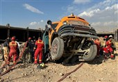 2 کشته و 2 مصدوم در حادثه سقوط کامیون در پی فروریختن آب‌انبار