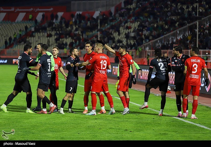 دیدار تیم‌های فوتبال تراکتور و پرسپولیس