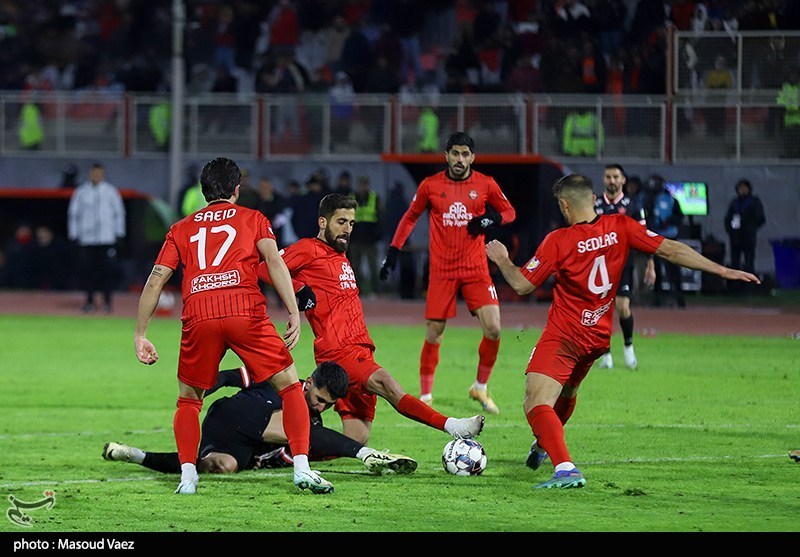 دیدار تیم‌های فوتبال تراکتور و پرسپولیس