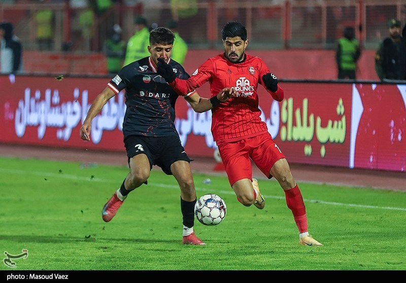 دیدار تیم‌های فوتبال تراکتور و پرسپولیس