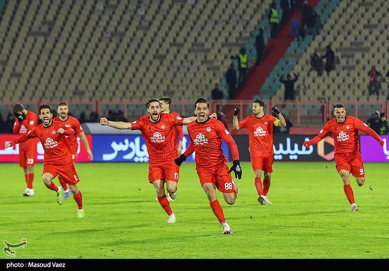 دیدار تیم‌های فوتبال تراکتور و پرسپولیس